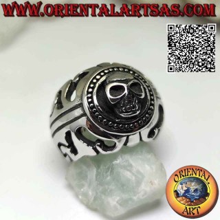 Bague en acier chirurgical (316L), tête de mort en relief dans le cercle et décors ajourés