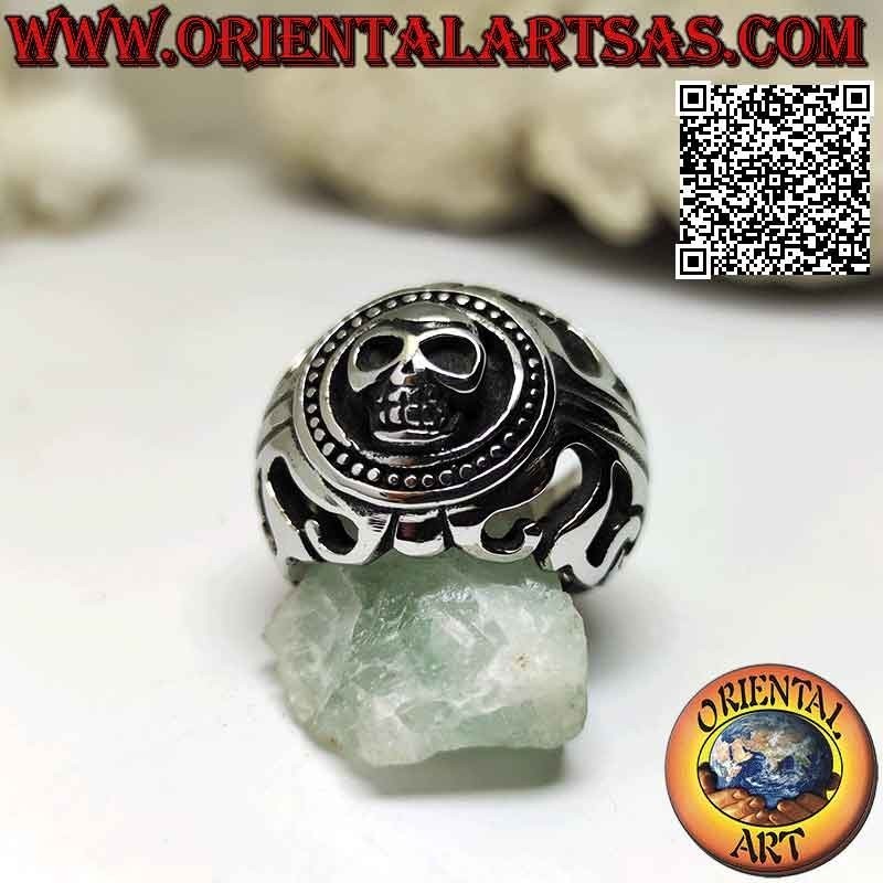 Ring aus Chirurgenstahl (316L), im Kreis geprägter Totenkopf und perforierte Verzierungen