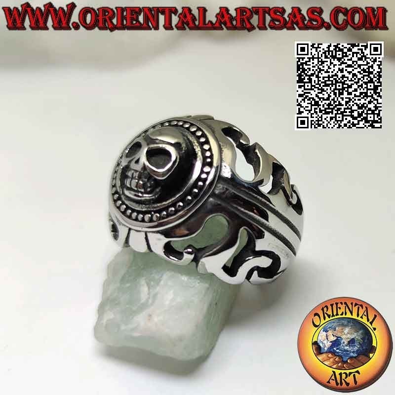 Anello in acciaio chirurgico (316L), teschio in rilievo nel cerchio e decorazioni traforate