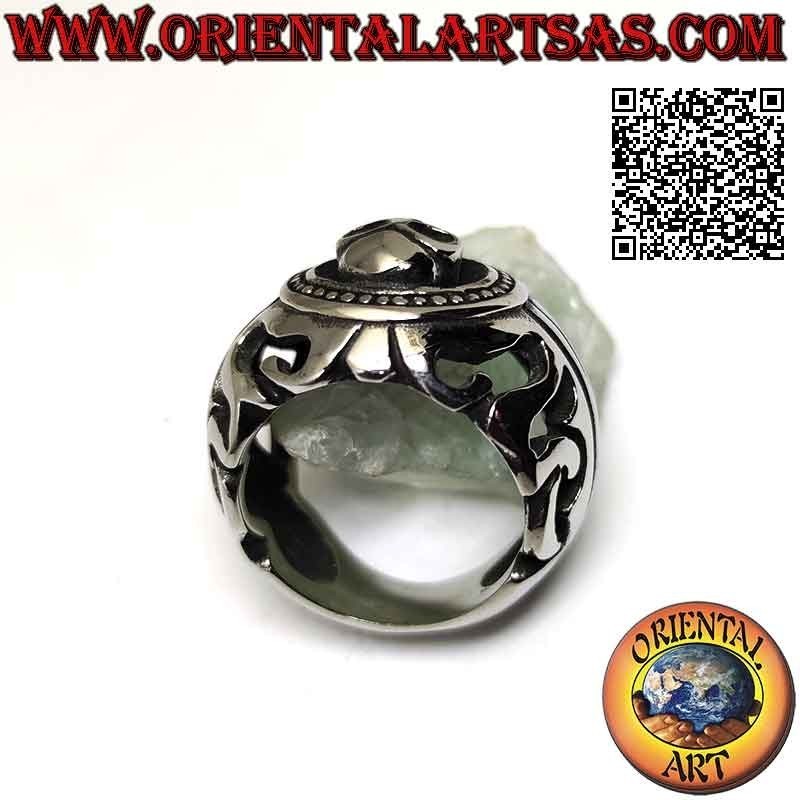 Ring aus Chirurgenstahl (316L), im Kreis geprägter Totenkopf und perforierte Verzierungen