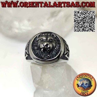 Anello in acciaio chirurgico (316L), testa di leone in rilievo e croce patente o croce di ferro sui lati