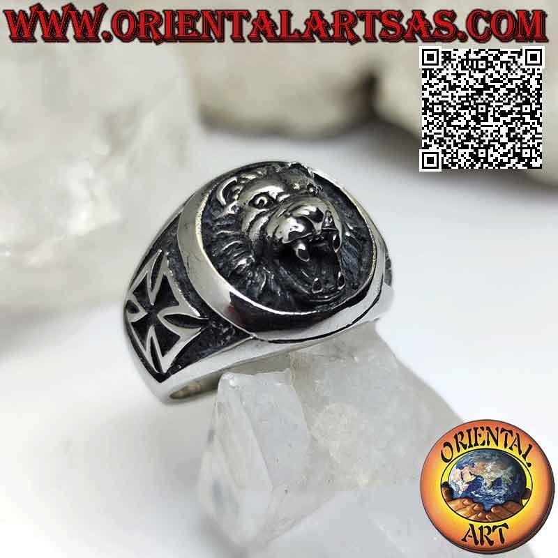 Anello in acciaio chirurgico (316L), testa di leone in rilievo e croce patente o croce di ferro sui lati