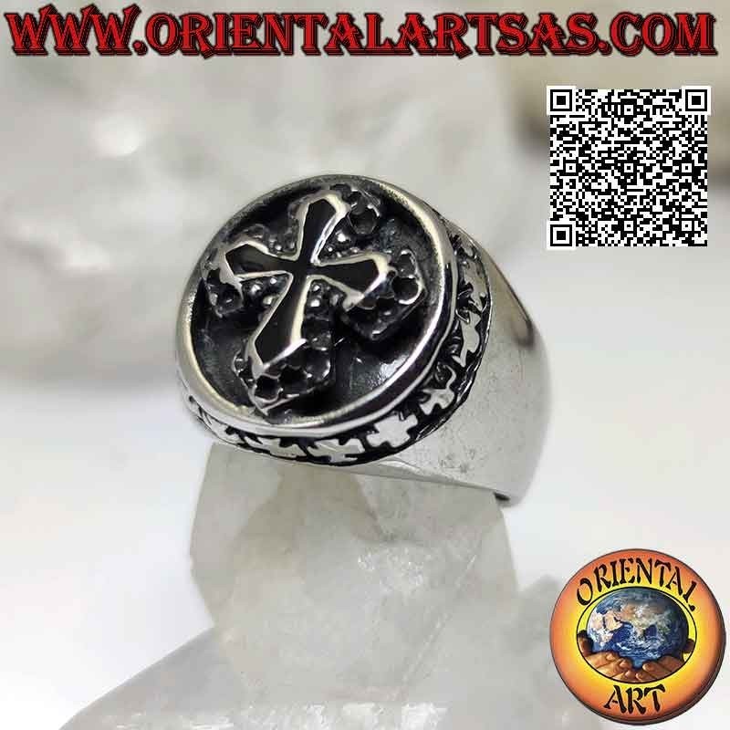 Anillo de acero quirúrgico (316L), cruz negra central en relieve rodeada de pequeñas cruces griegas