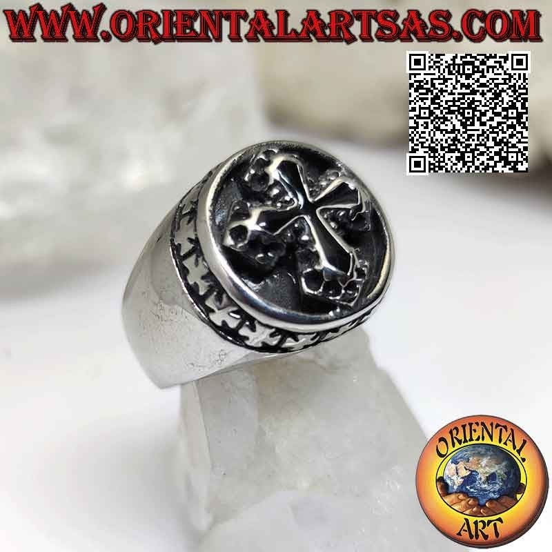 Anillo de acero quirúrgico (316L), cruz negra central en relieve rodeada de pequeñas cruces griegas