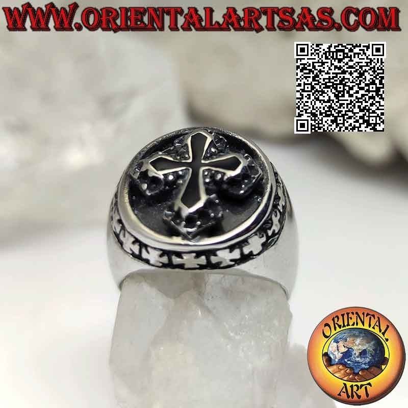 Anello in acciaio chirurgico (316L), croce centrale nera in rilievo contornata da piccole croci greche