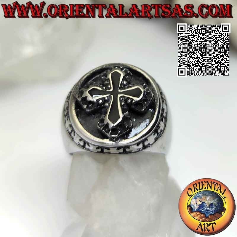 Ring aus Chirurgenstahl (316L), zentrales schwarzes Reliefkreuz umgeben von kleinen griechischen Kreuzen
