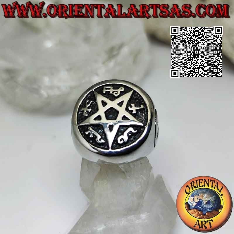 Bague en acier chirurgical (316L), pentacle en bas-relief dans le blason central et sur les côtés