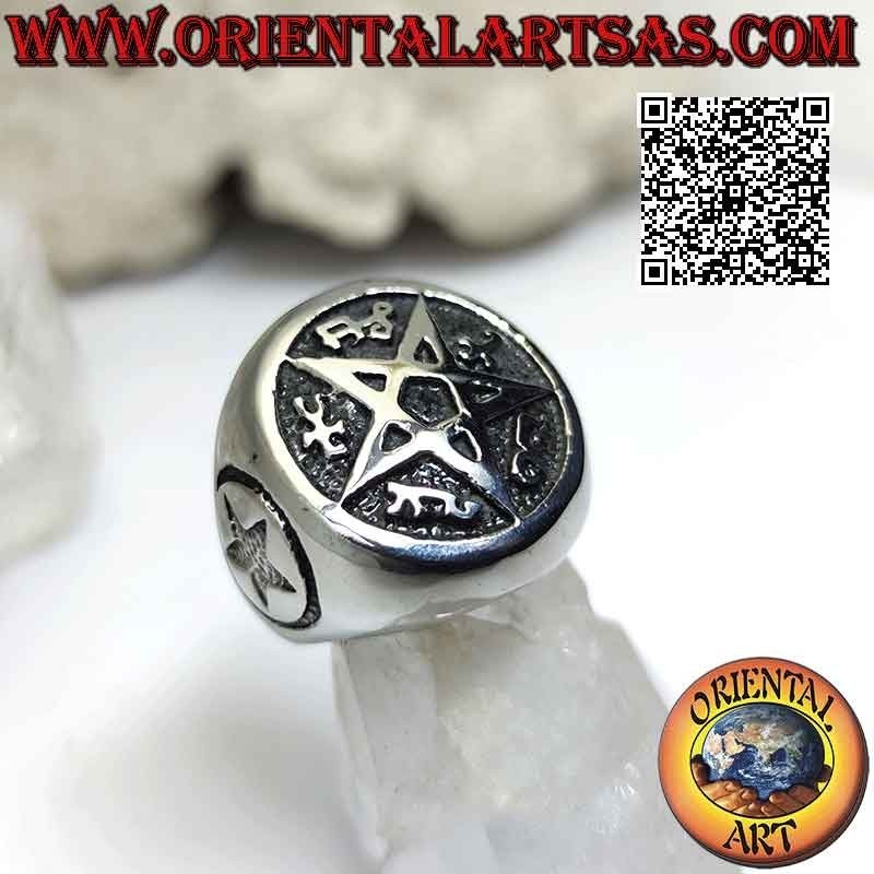 Anillo en acero quirúrgico (316L), pentáculo en bajorrelieve en el escudo central y en los laterales