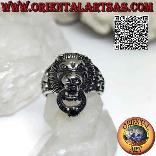 Anello in acciaio chirurgico (316L), leone che afferra un cerchio con granato incastonato e giglio sui lati