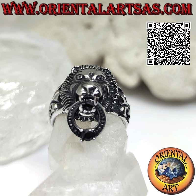 Anello in acciaio chirurgico (316L), leone che afferra un cerchio con granato incastonato e giglio sui lati