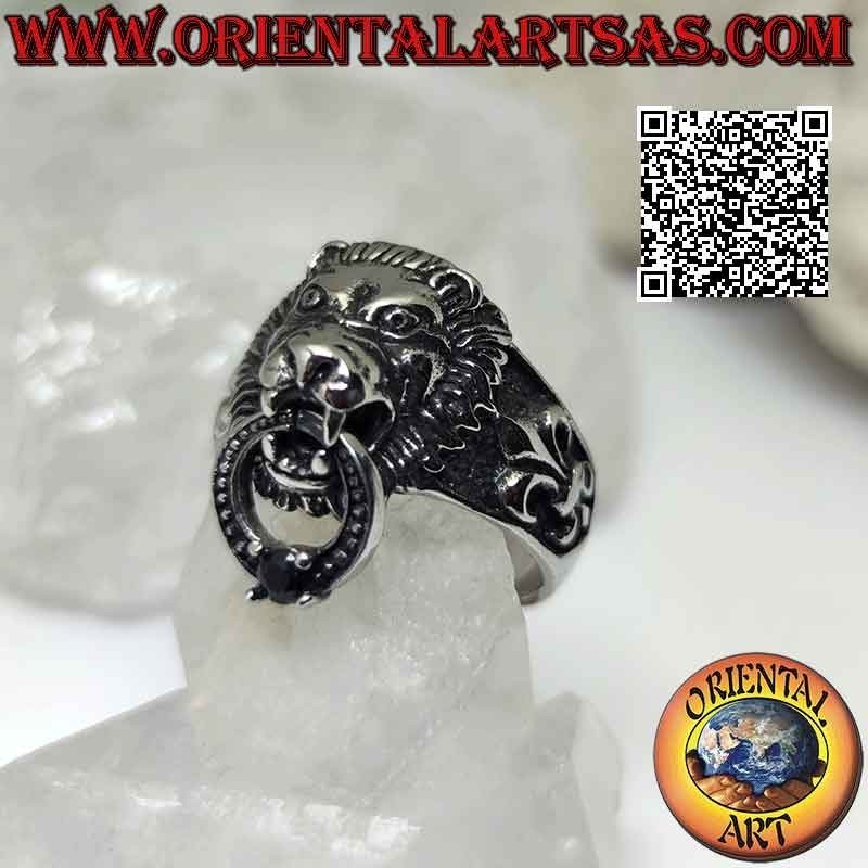 Anillo de acero quirúrgico (316L), león agarrando un círculo con granate y lirio engastados en los laterales