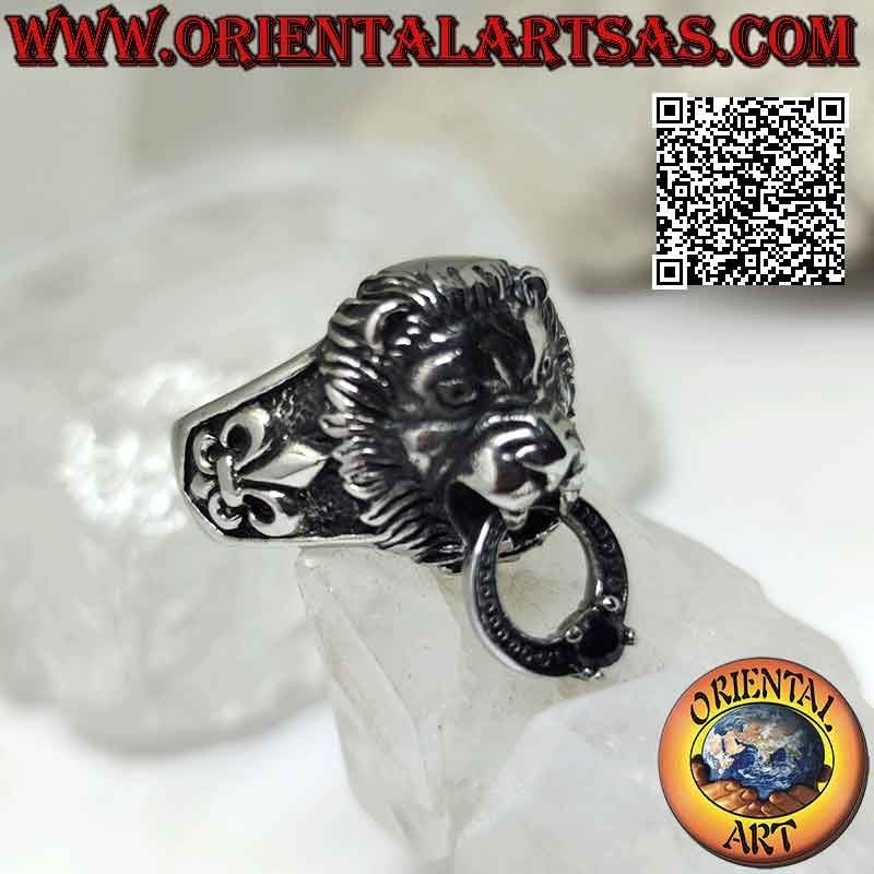 Anello in acciaio chirurgico (316L), leone che afferra un cerchio con granato incastonato e giglio sui lati