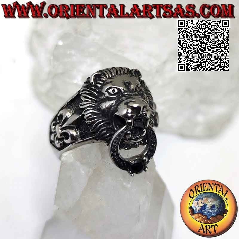 Bague en acier chirurgical (316L), lion saisissant un cercle avec grenat et lys sertis sur les côtés