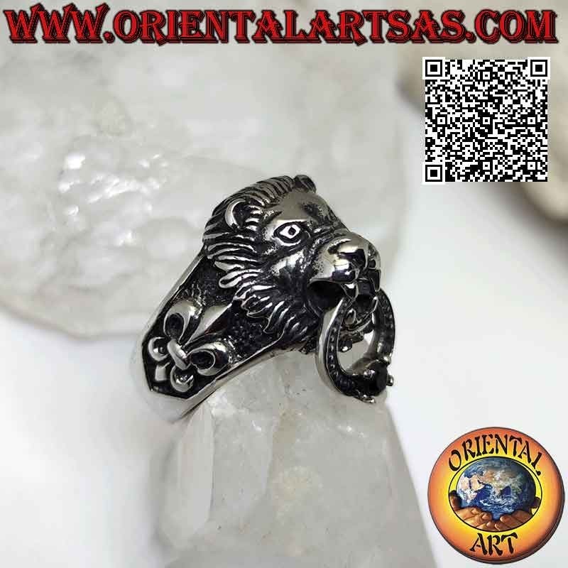 Bague en acier chirurgical (316L), lion saisissant un cercle avec grenat et lys sertis sur les côtés