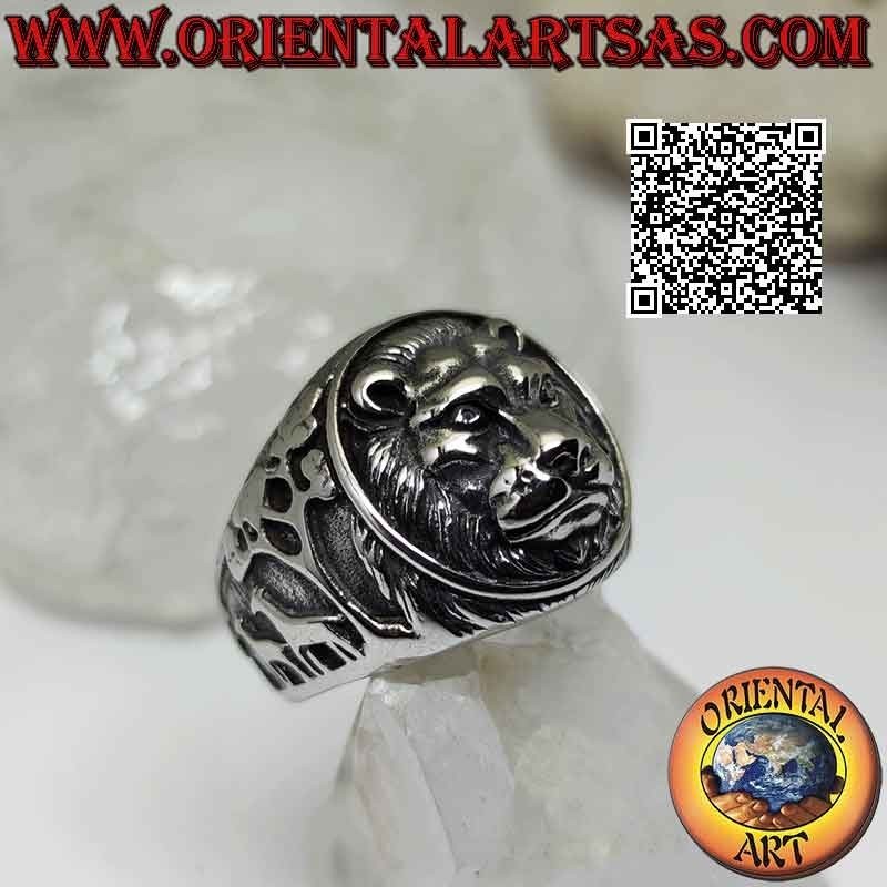 Anello in acciaio chirurgico (316L), testa di leone in rilievo (re della foresta) e animali sudditi sui lati