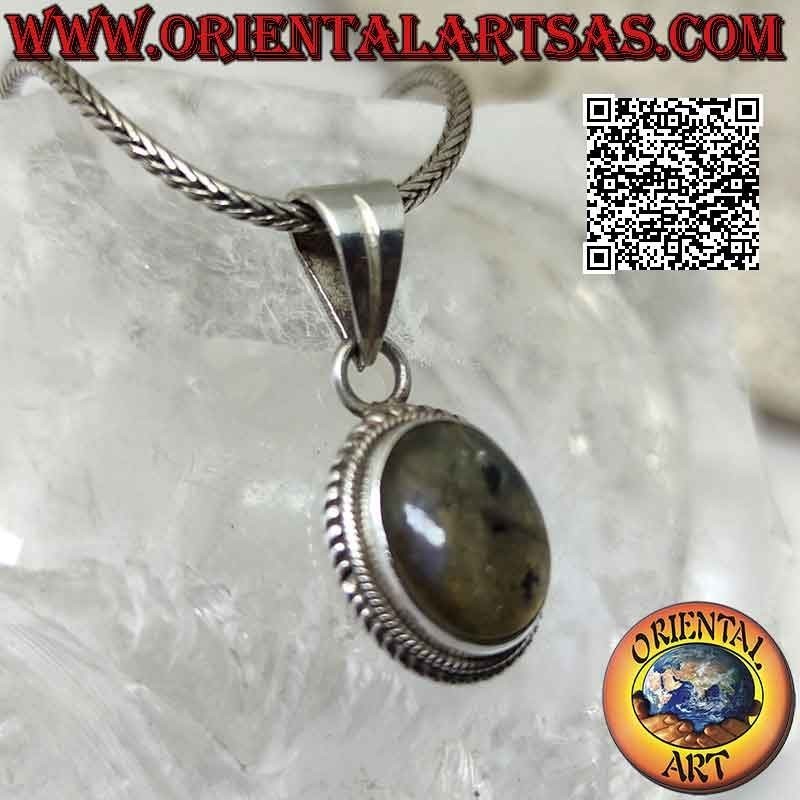 Ciondolo in argento con labradorite ovale cabochon maculata contornata da intreccio