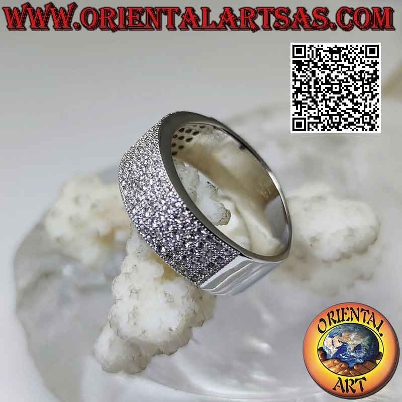 Bague en argent avec anneau plat semi-clouté de zircons blancs (8 mm)