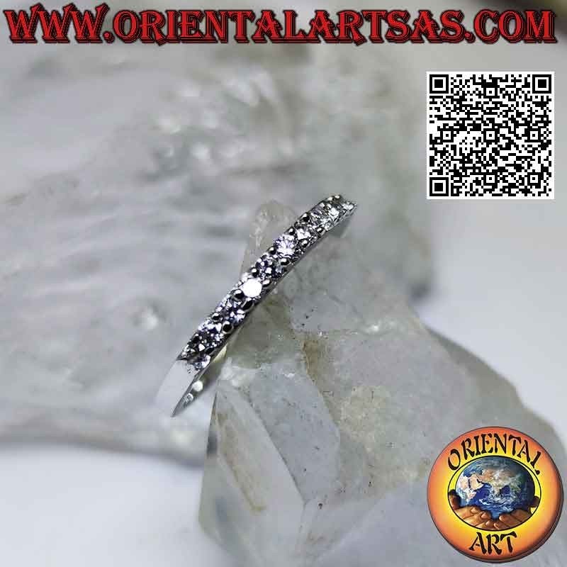 Anillo de plata con fina banda semitachonada de circonitas blancas (2 mm)