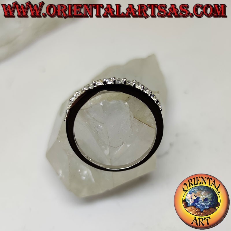 Anello in argento a fascia sottile "veretta" tempestata per metà di zirconi bianchi incastonati (2 mm)