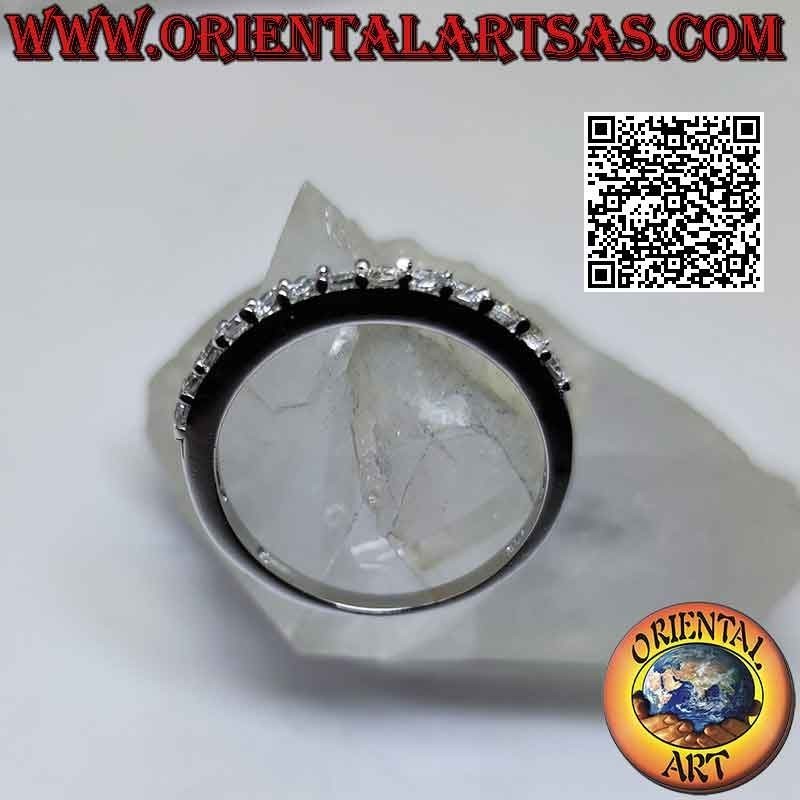 Anillo de plata con fina banda semitachonada de circonitas blancas (2 mm)