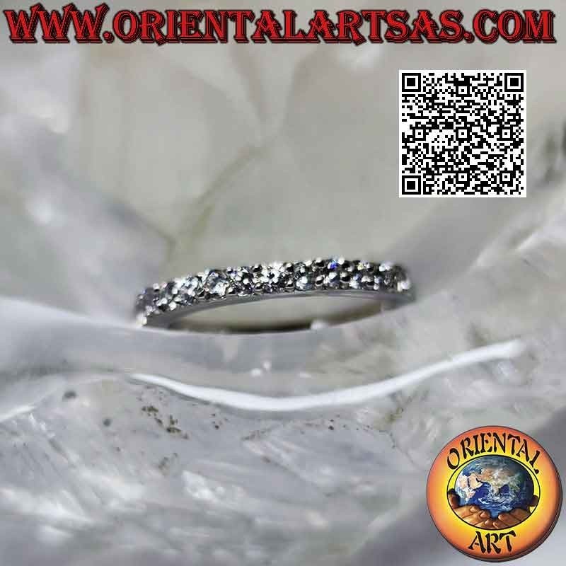 Silberring mit dünnem Band, halb besetzt mit weißen Zirkonen (2 mm)