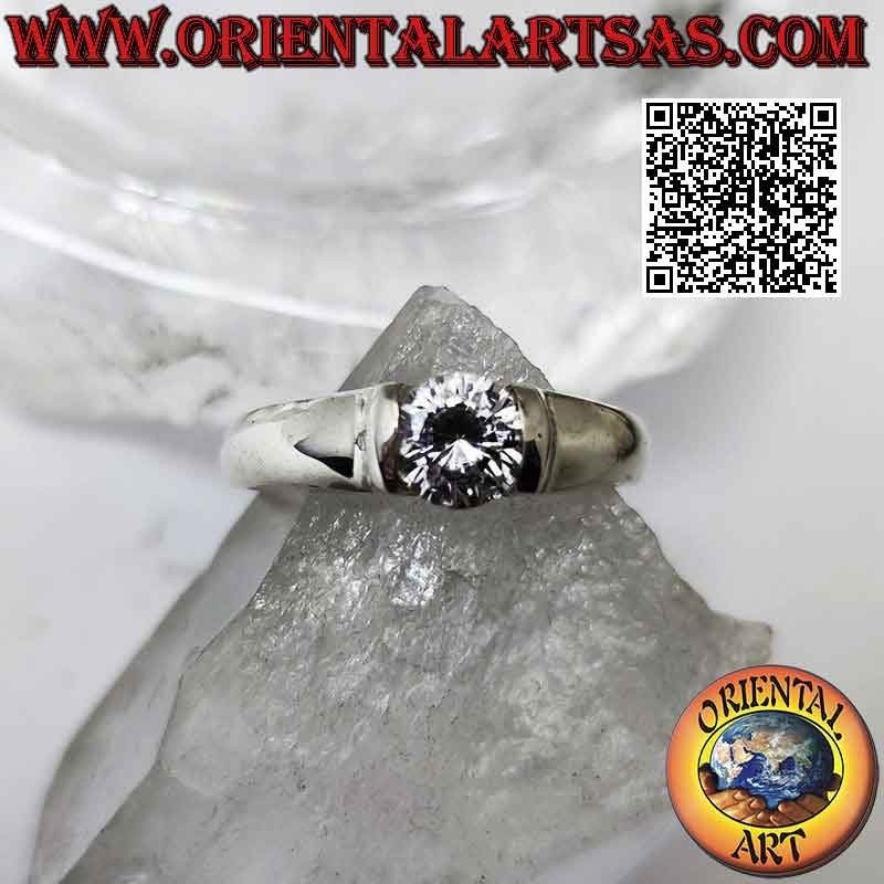 Anello in argento solitario liscio con zircone sporgente bianco tondo incastonato nella giunzione della fedina