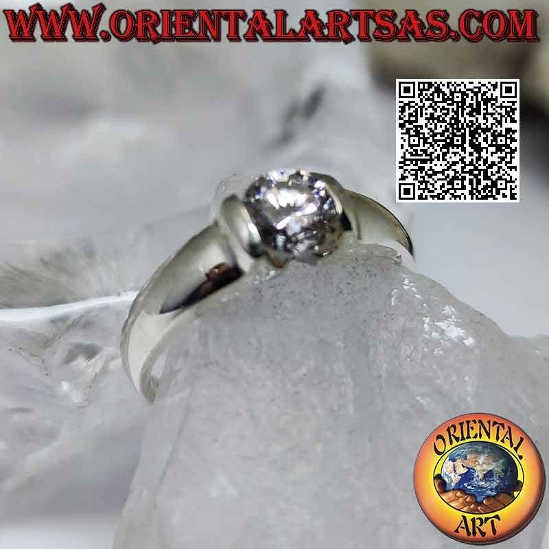 Bague en argent solitaire lisse avec zircon rond blanc saillant serti à la jonction de l'anneau