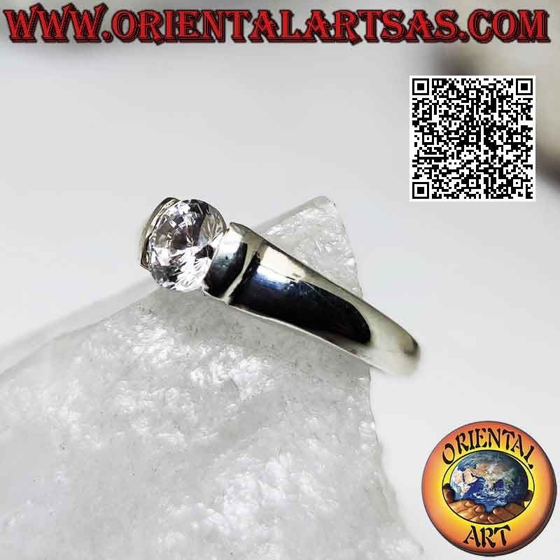 Bague en argent solitaire lisse avec zircon rond blanc saillant serti à la jonction de l'anneau