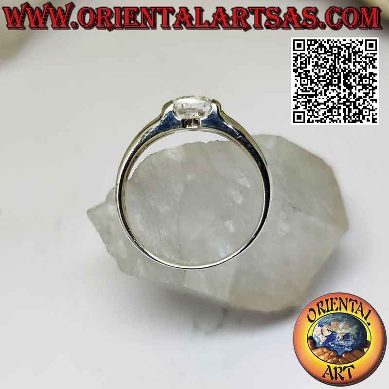 Anillo solitario liso de plata con zirconitas redondas blancas que sobresalen engastadas en la unión de la banda