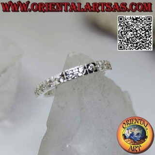 Anillo de plata con banda cuadrada con circonitas blancas engastadas individualmente (2 mm)