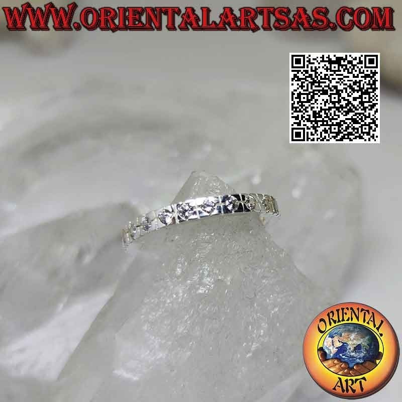 Anillo de plata con banda cuadrada con circonitas blancas engastadas individualmente (2 mm)