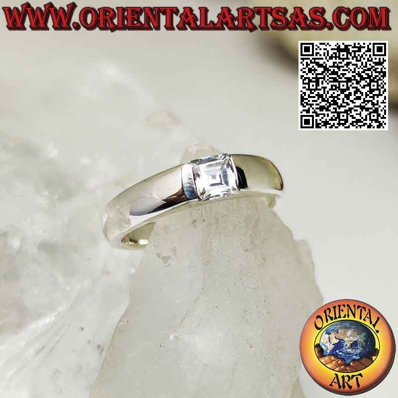 Anello in argento solitario liscio con zircone bianco quadrato incastonato nella giunzione della fedina