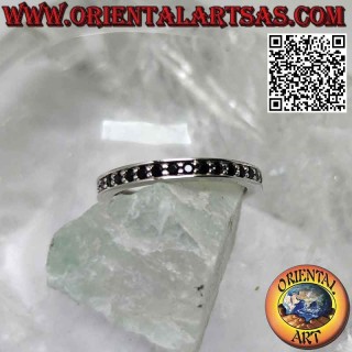 Bague en argent avec bande fine sertie de zircons noirs (2 mm)