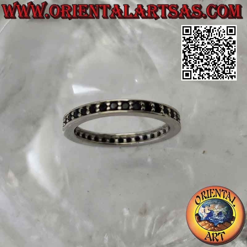Anello in argento a fascia sottile "veretta" tempestata da zirconi neri incastonati (2 mm)