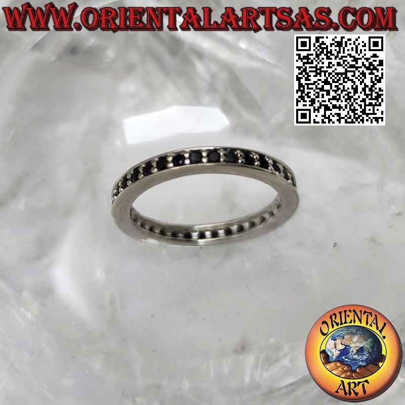 Anillo de plata con banda fina tachonada de circonitas negras (2 mm)