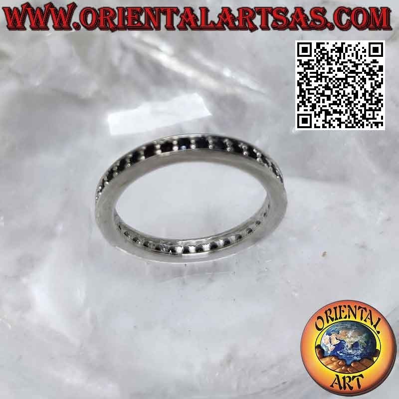 Anello in argento a fascia sottile "veretta" tempestata da zirconi neri incastonati (2 mm)