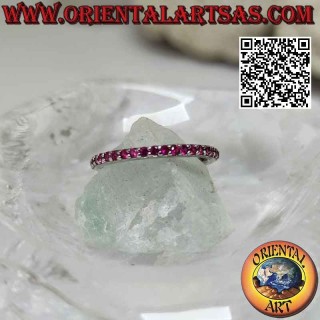 Bague en argent avec bande "Eternity" sertie de zircons rouges sertis (2 mm)
