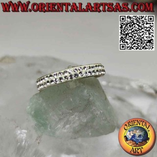 Anello in argento a fascia tempestata da due file di  zirconi bianchi incollati (3 mm)
