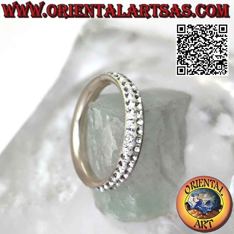 Anello in argento a fascia tempestata da due file di  zirconi bianchi incollati (3 mm)
