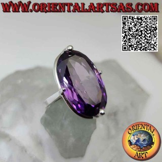 Anillo de plata con gran circonita amatista engastada ovalada en engaste sencillo
