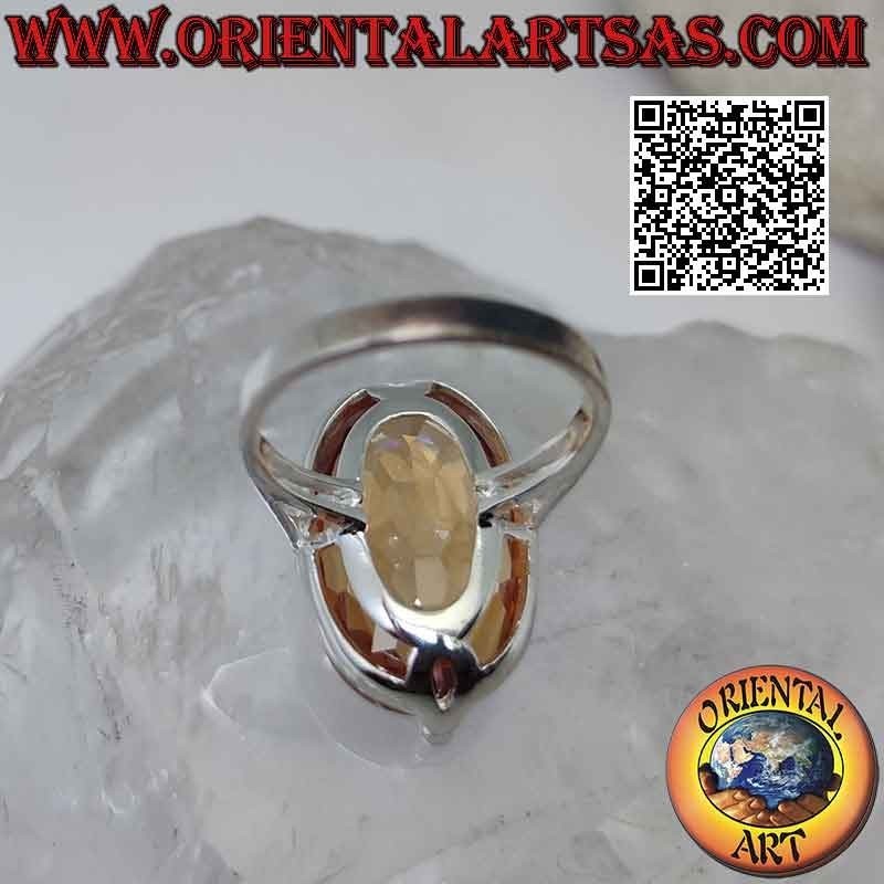 Anillo de plata con circonita champagne grande engastada ovalada en engaste sencillo