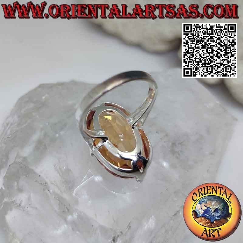 Anello in argento con grande zircone champagne incastonato ovale su montatura semplice