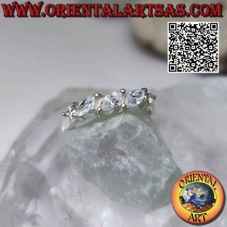Bague en argent avec trio de zircons navettes blancs sertis obliquement entre deux zircons ronds