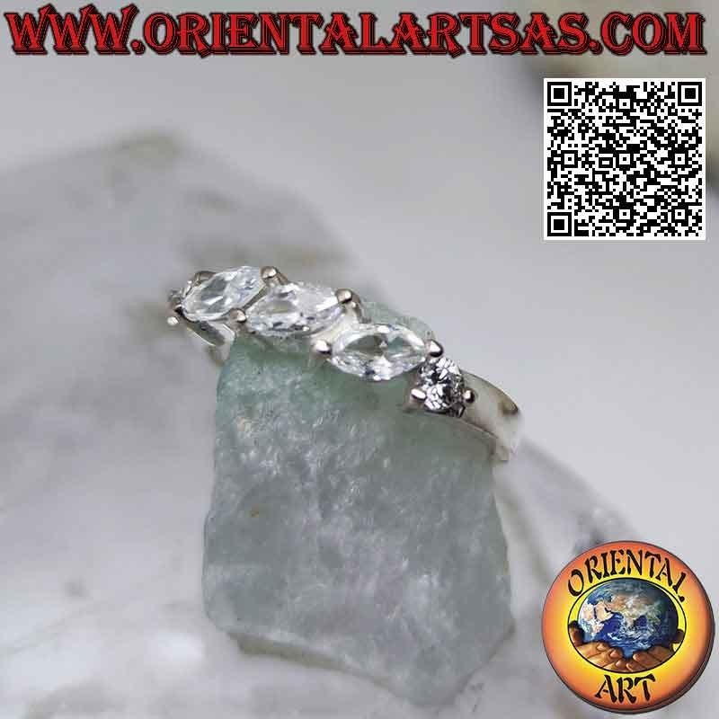 Silberring mit drei weißen Shuttle-Zirkonen, die schräg zwischen zwei runden Zirkonen gesetzt sind