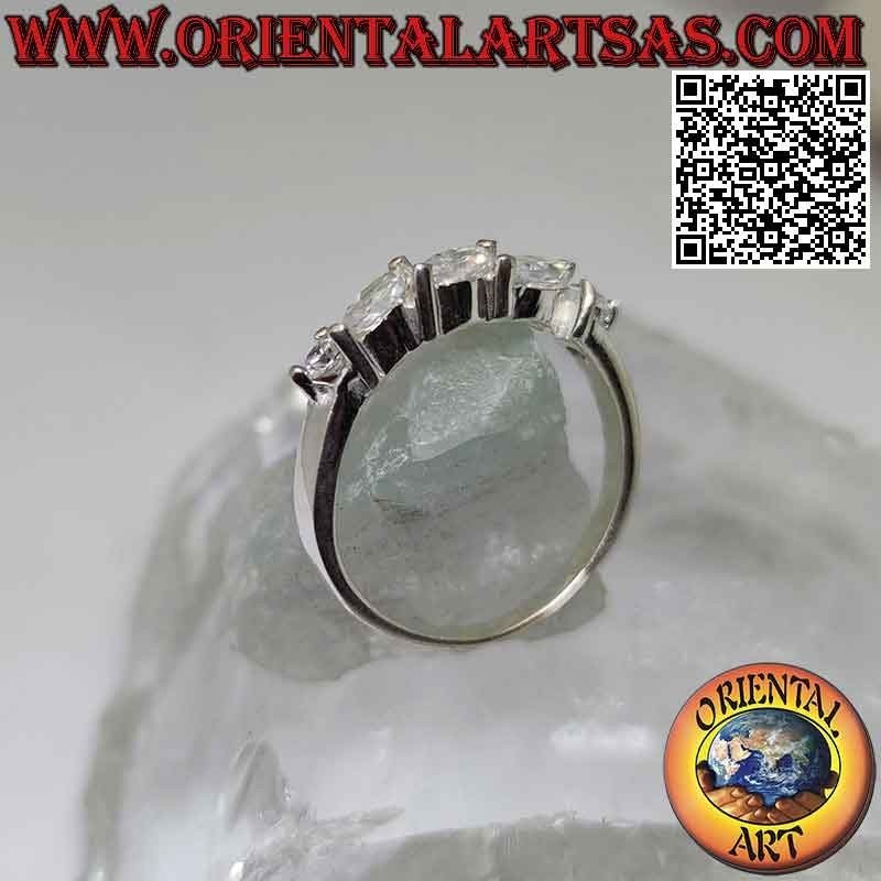 Bague en argent avec trio de zircons navettes blancs sertis obliquement entre deux zircons ronds
