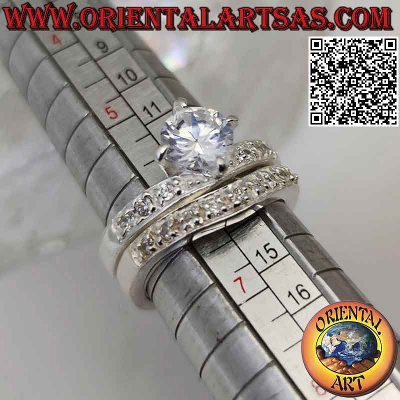 Anello in argento, coppia di verette tempestate per metà di zirconi bianchi incastonati con tondo centrale