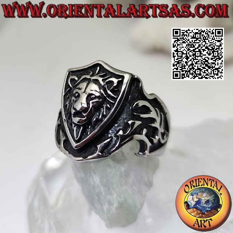 Ring aus Chirurgenstahl (316L), seitlich Emblem mit Löwe und Schwert im Flachrelief