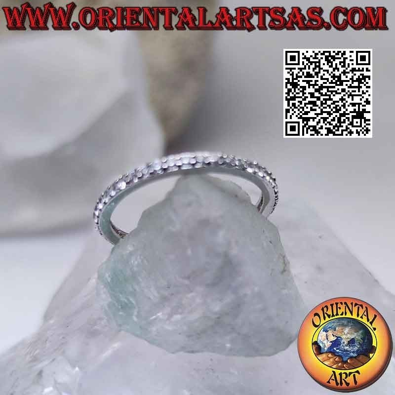 Anello in argento a fedina "veretta" tempestata da zirconi bianchi incastonati (2 mm)