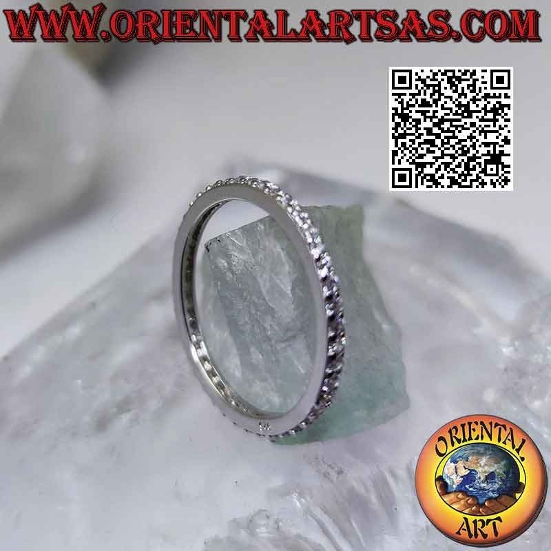 Anello in argento a fedina "veretta" tempestata da zirconi bianchi incastonati (2 mm)