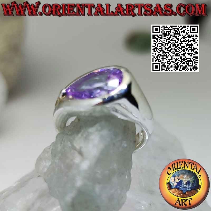 Anillo de plata rodiada con zirconitas cruzadas rosas en engaste liso